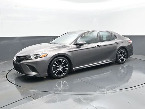 Used 2020 Toyota Camry SE w/ Cold Weather Package image 5