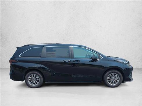 Certified 2026 Toyota Sienna XLE FWD image 4