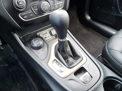 Used 2016 Jeep Cherokee Limited AWD/4WD image 11