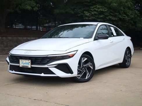 Used 2025 Hyundai Elantra SEL FWD image 2