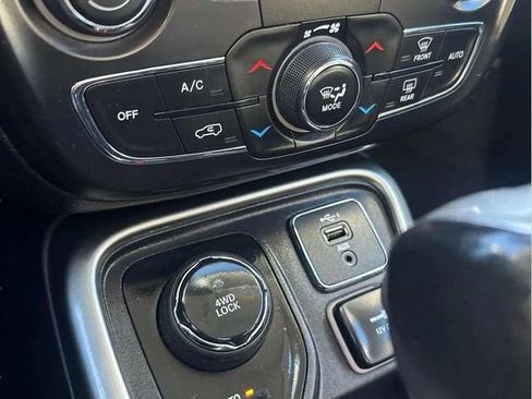 Used 2021 Jeep Compass Latitude image 25