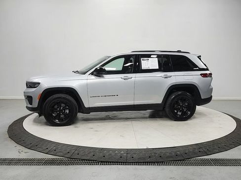 Used 2025 Jeep Grand Cherokee Altitude AWD/4WD image 4