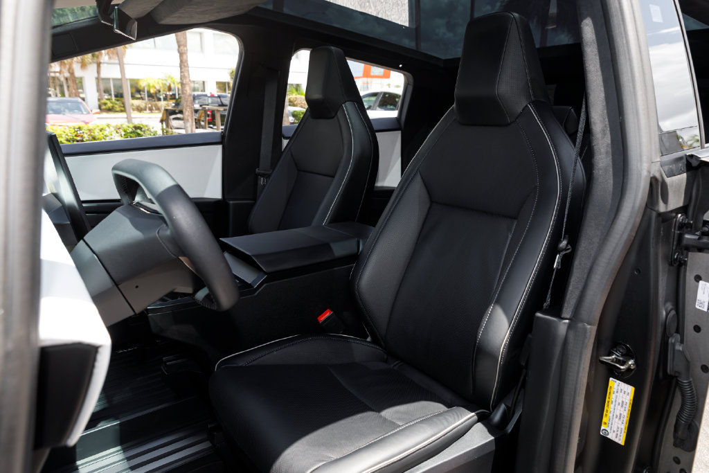 Used 2024 Tesla Cybertruck AWD Crew Cab image 27