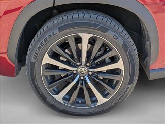 Used 2021 Toyota Highlander XSE video 3