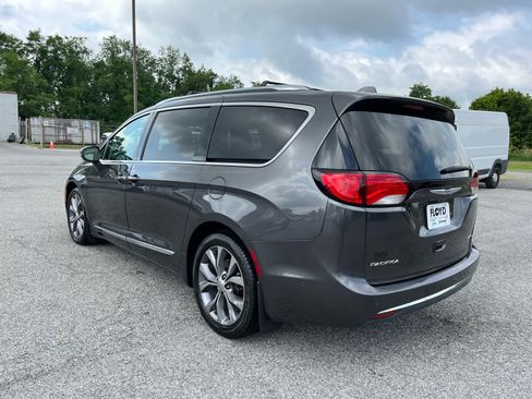 Used 2018 Chrysler Pacifica Limited w/ Tire & Wheel Group FWD image 5
