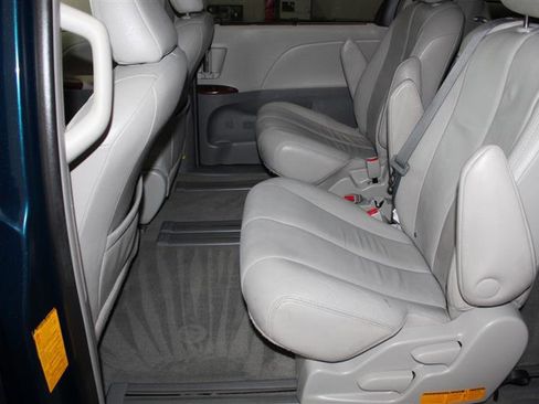 Used 2012 Toyota Sienna XLE FWD image 19
