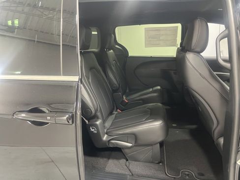 New 2026 Chrysler Pacifica Select image 24