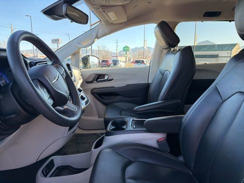 Used 2024 Chrysler Pacifica Touring-L image 23