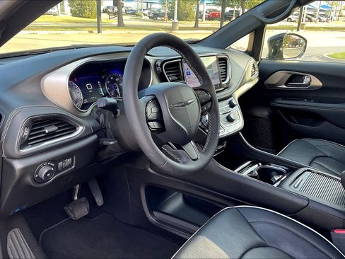 Used 2023 Chrysler Pacifica Limited w/ Uconnect Theater Family Group image 16