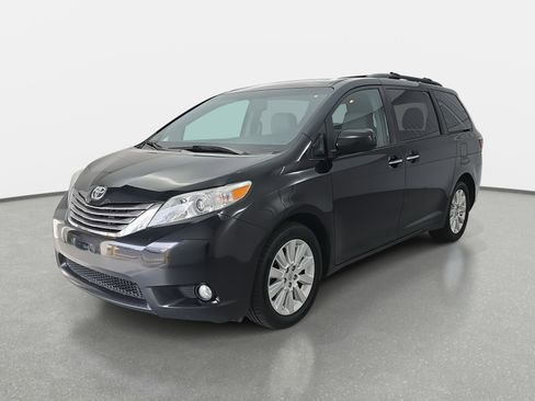 Used 2015 Toyota Sienna XLE image 7