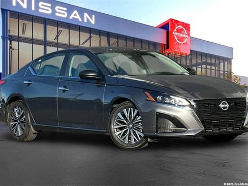 Certified 2024 Nissan Altima 2.5 SV image 1