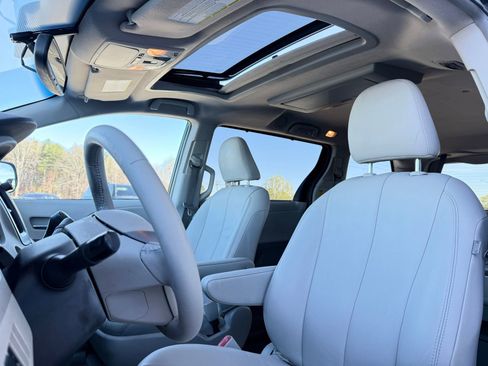 Used 2013 Toyota Sienna XLE w/ Premium Pkg image 17