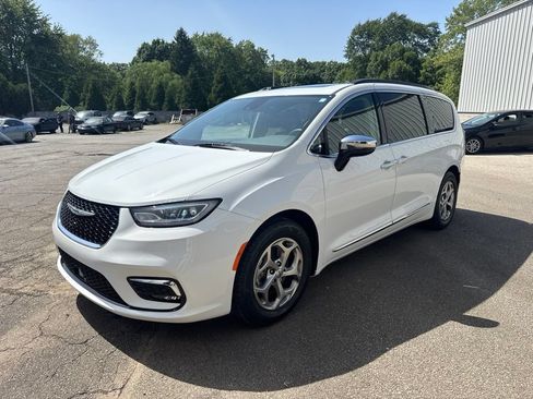 Used 2023 Chrysler Pacifica Limited w/ Uconnect Theater Family Group FWD image 16