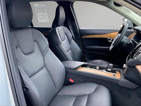 Used 2024 Volvo XC90 B5 Plus AWD/4WD image 31