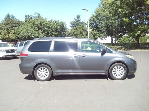 Used 2014 Toyota Sienna LE AWD/4WD image 6