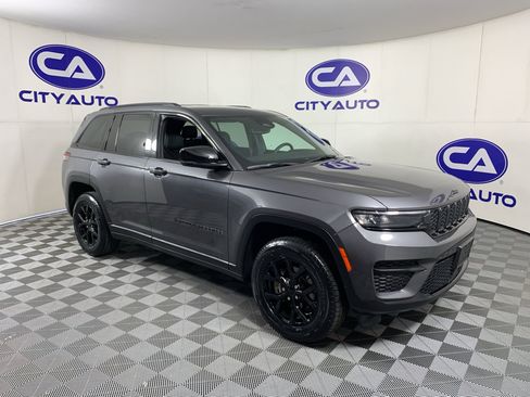 Used 2024 Jeep Grand Cherokee Altitude RWD image 1