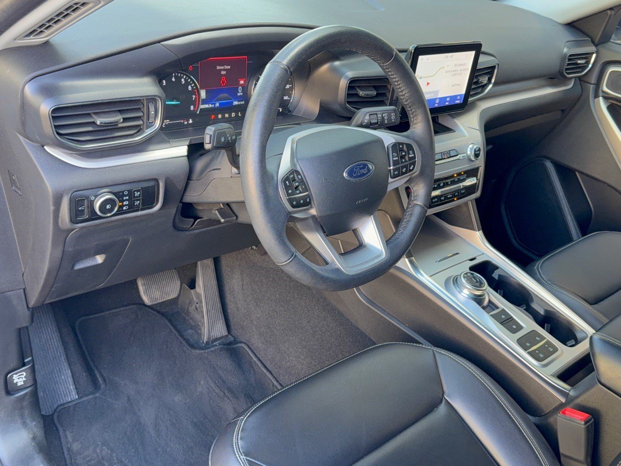 Used 2024 Ford Explorer XLT w/ Equipment Group 202A RWD image 4