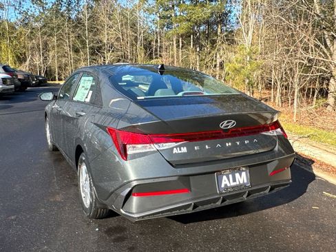New 2026 Hyundai Elantra SE FWD image 4