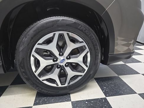 Used 2019 Subaru Forester Premium AWD/4WD image 6