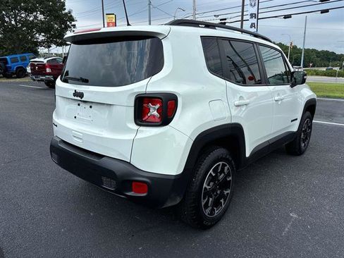 Used 2023 Jeep Renegade Latitude w/ Sun/Sound Group AWD/4WD image 3