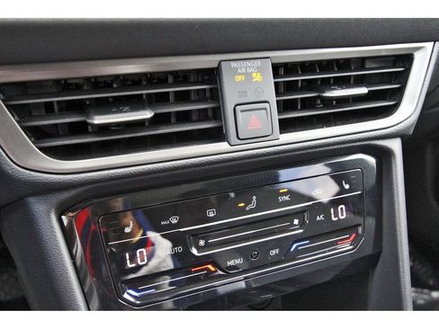 Certified 2025 Volkswagen Taos SE FWD image 28