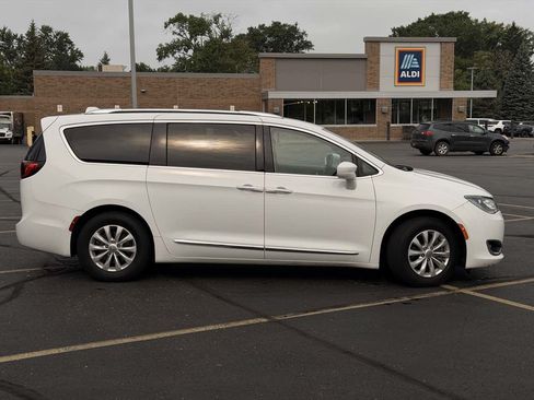 Used 2019 Chrysler Pacifica Touring-L FWD image 5