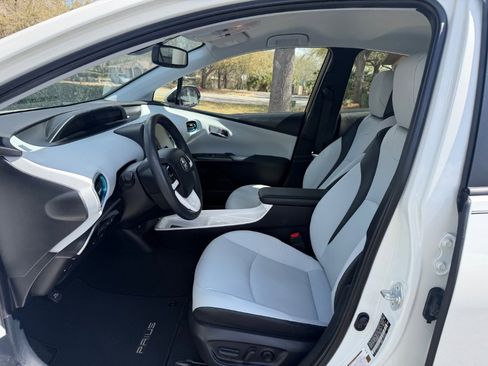 Used 2018 Toyota Prius Four image 13