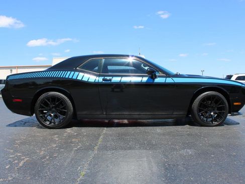 Used 2014 Dodge Challenger SXT RWD image 3