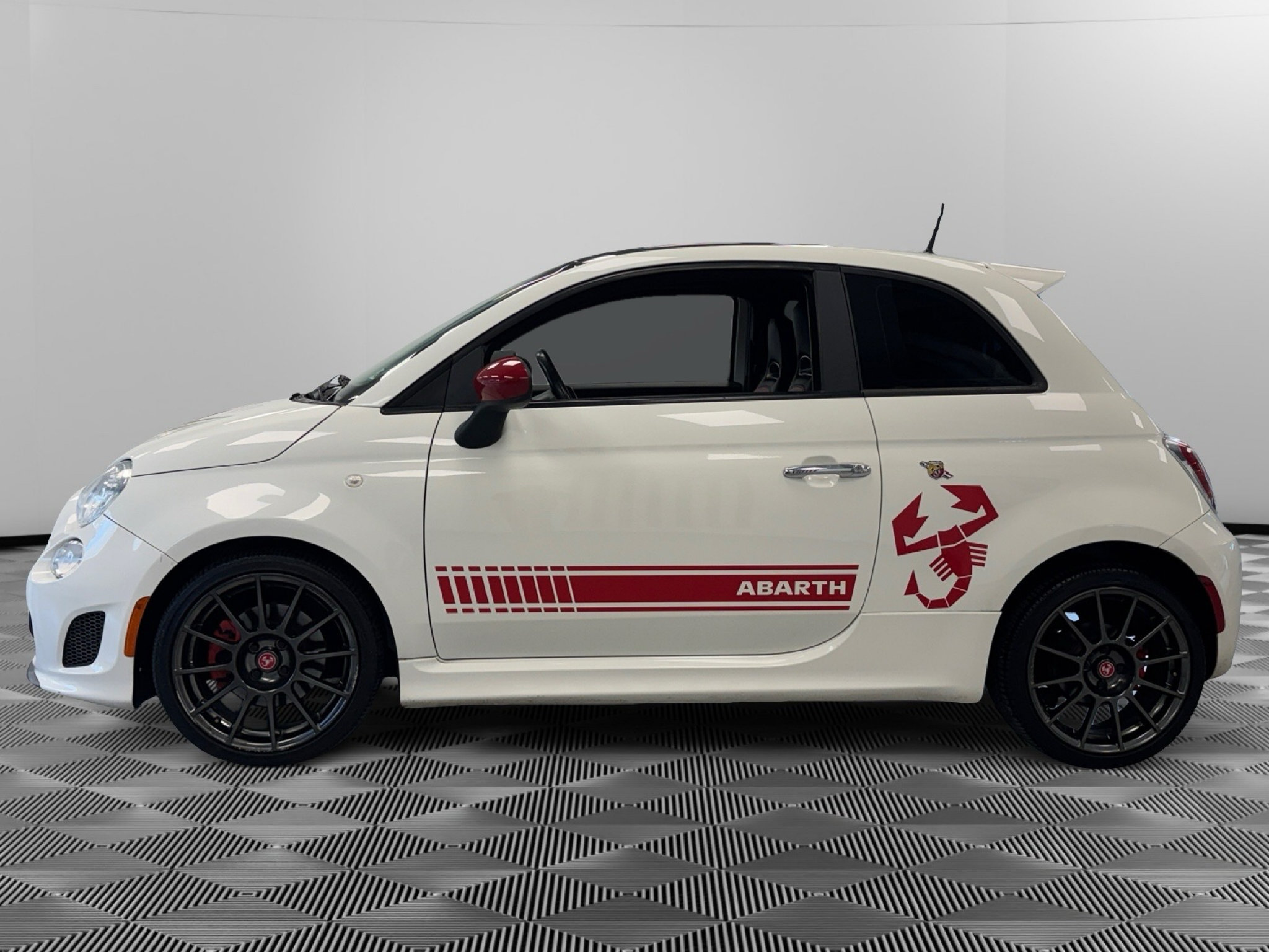Used 2013 FIAT 500 Abarth w/ Beats Audio Pkg FWD image 5