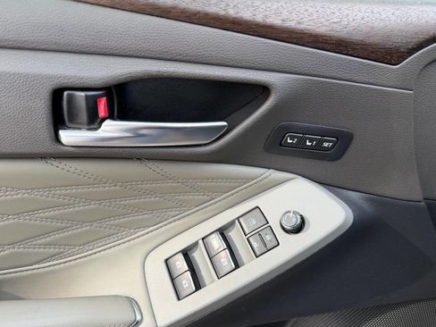 Used 2019 Toyota Avalon Limited image 17