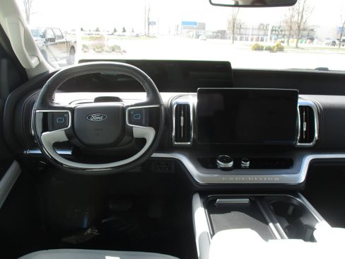 Used 2025 Ford Expedition Platinum AWD/4WD image 16