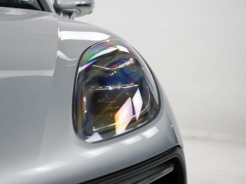 Certified 2025 Porsche Macan image 6
