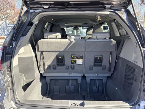 Used 2020 Toyota Sienna XLE image 27