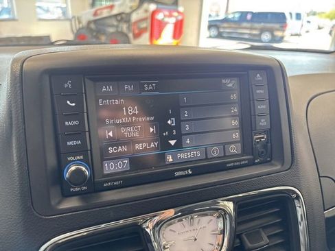 Used 2014 Chrysler Town & Country Touring-L FWD image 41