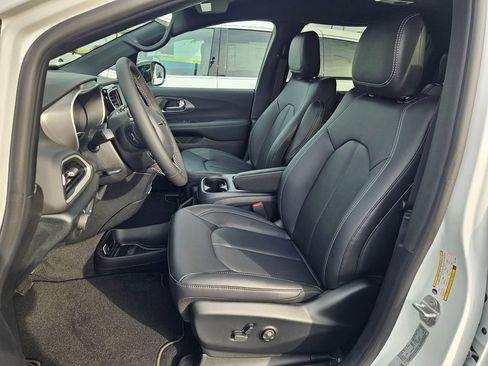 New 2026 Chrysler Voyager LX image 14