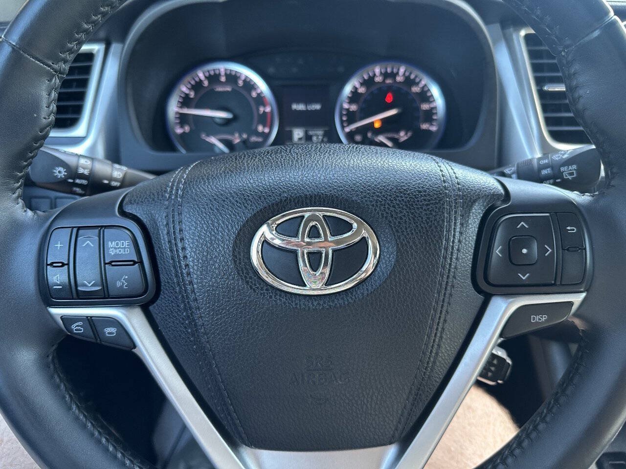 Used 2016 Toyota Highlander Plus FWD image 11