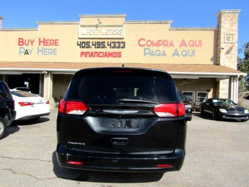 Used 2017 Chrysler Pacifica Touring FWD image 25