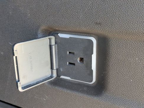 Used 2021 Chevrolet Suburban Z71 image 11