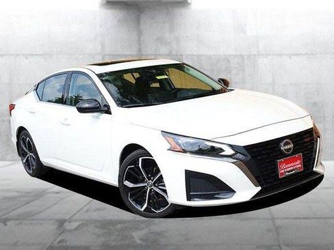 Used 2025 Nissan Altima 2.5 SR w/ SR Premium Package FWD image 2
