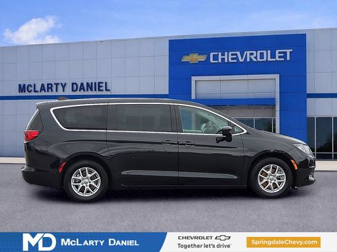 Used 2023 Chrysler Voyager LX FWD image 6