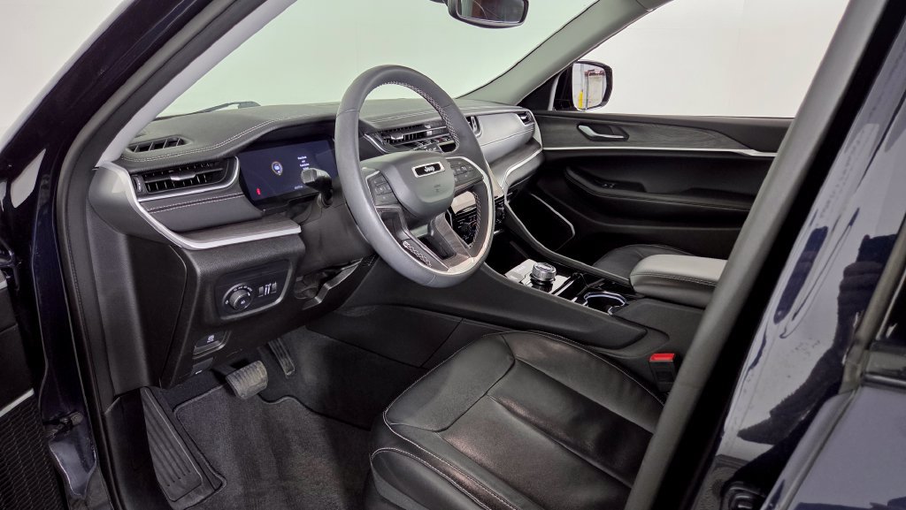 Used 2023 Jeep Grand Cherokee L Limited AWD/4WD image 17