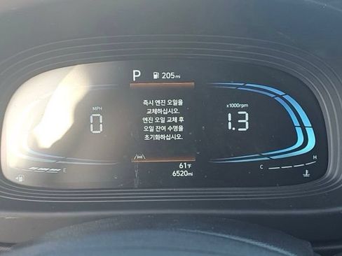 Certified 2025 Hyundai Venue Limited FWD image 18