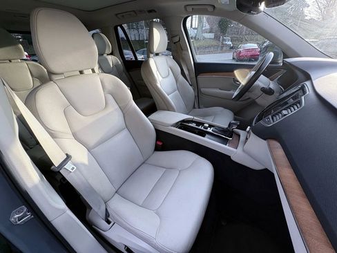Used 2021 Volvo XC90 T6 Momentum image 24
