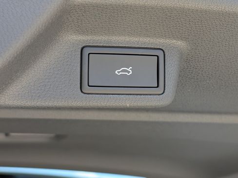 Used 2025 Volkswagen ID. Buzz 1st Edition RWD image 21