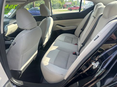 Used 2025 Nissan Altima 2.5 SV FWD image 19