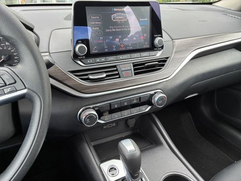 Used 2025 Nissan Altima 2.5 SV image 17