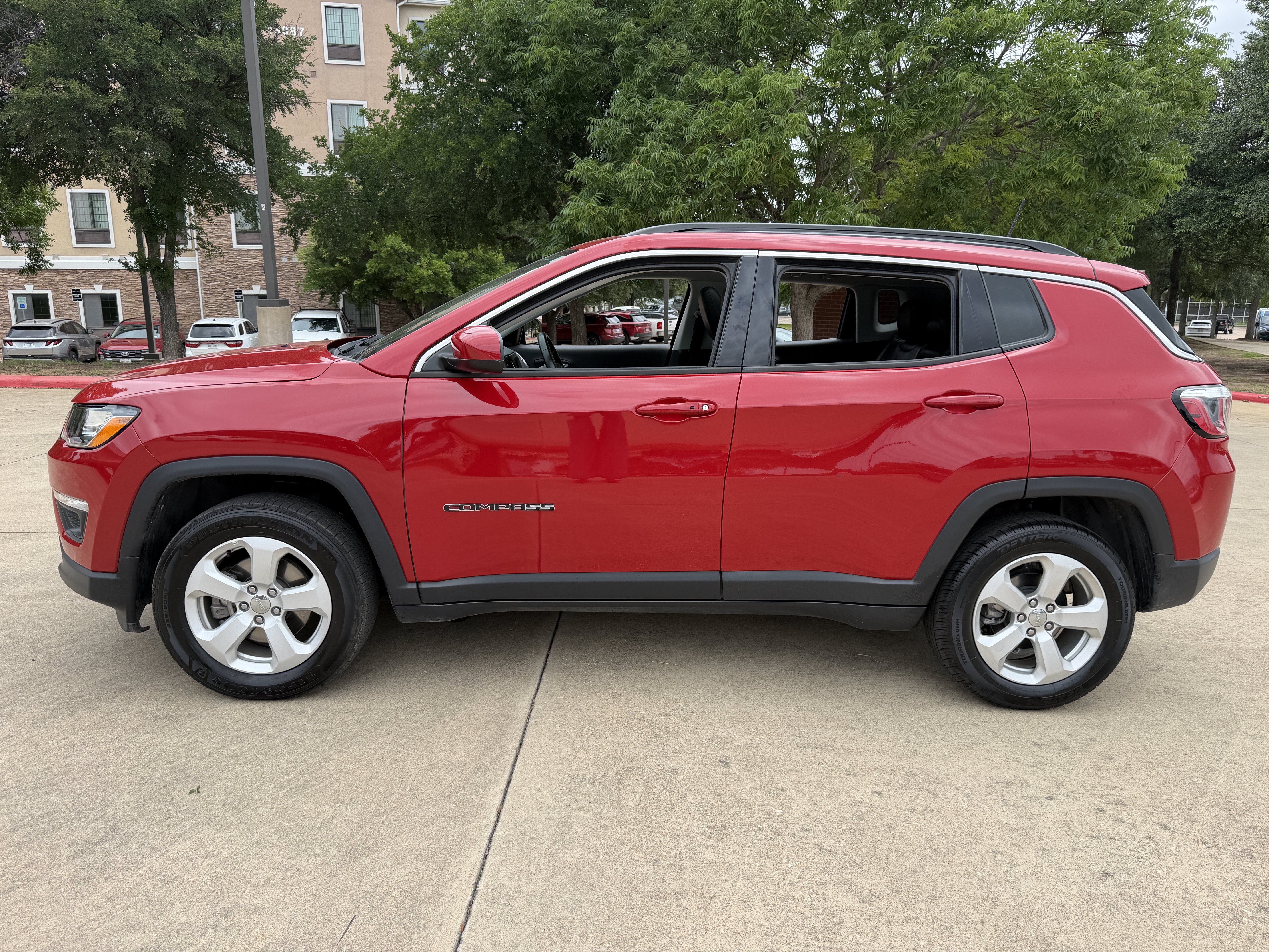Used 2019 Jeep Compass Latitude w/ Popular Equipment Group AWD/4WD image 4