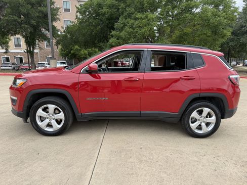 Used 2019 Jeep Compass Latitude w/ Popular Equipment Group AWD/4WD image 4