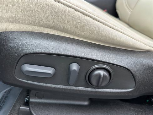 Used 2022 Chevrolet Traverse LT w/ LT Premium Package image 10