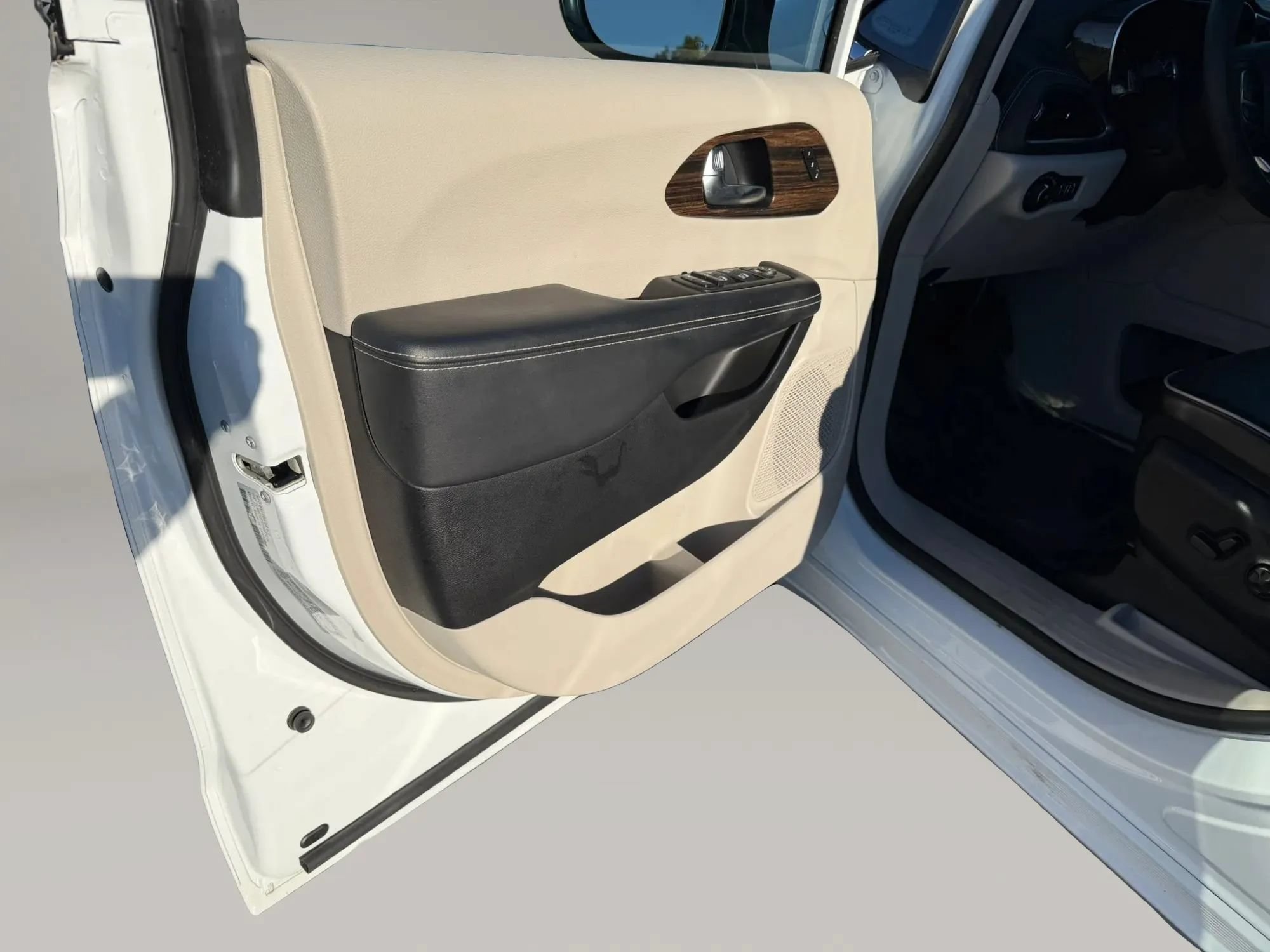 Used 2023 Chrysler Pacifica Limited w/ Uconnect Theater Family Group FWD image 13